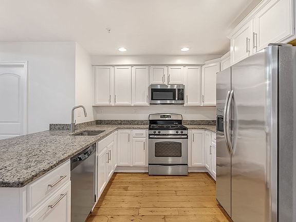 3rd image of 157 Beale St APT 2