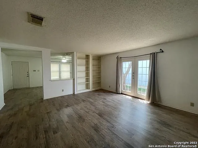 7631 Heathridge — Photo 9