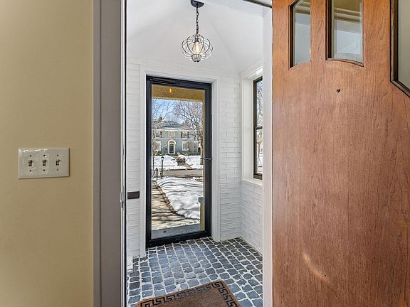 5th image of 4929 Queen Ave S