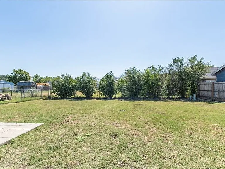 1410 Windsor Cir — Photo 17