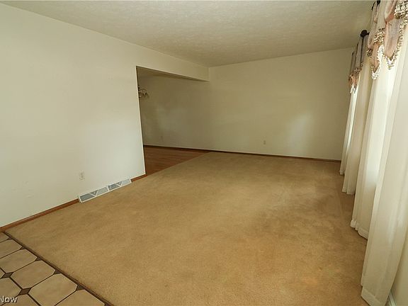 4th image of 537 Howells Ct