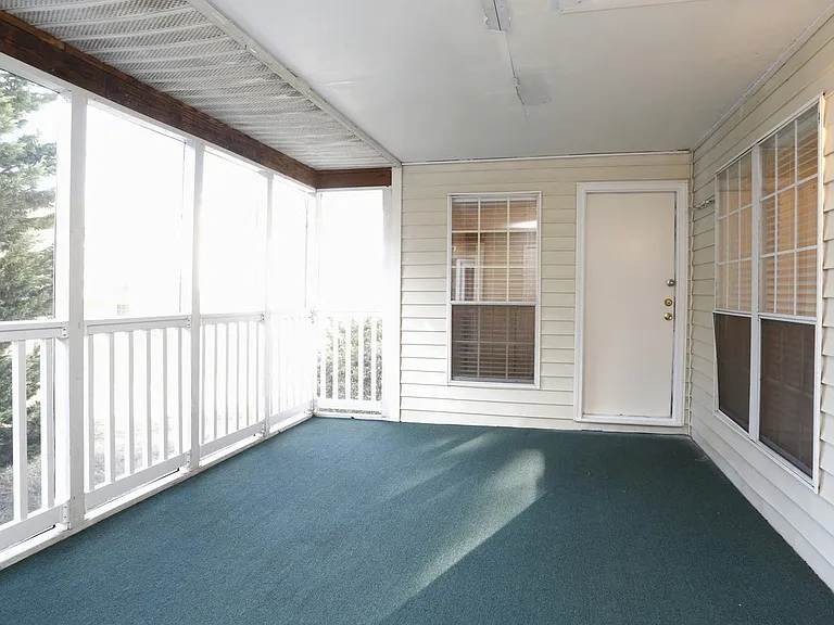 Huntington Apartments — Photo 16