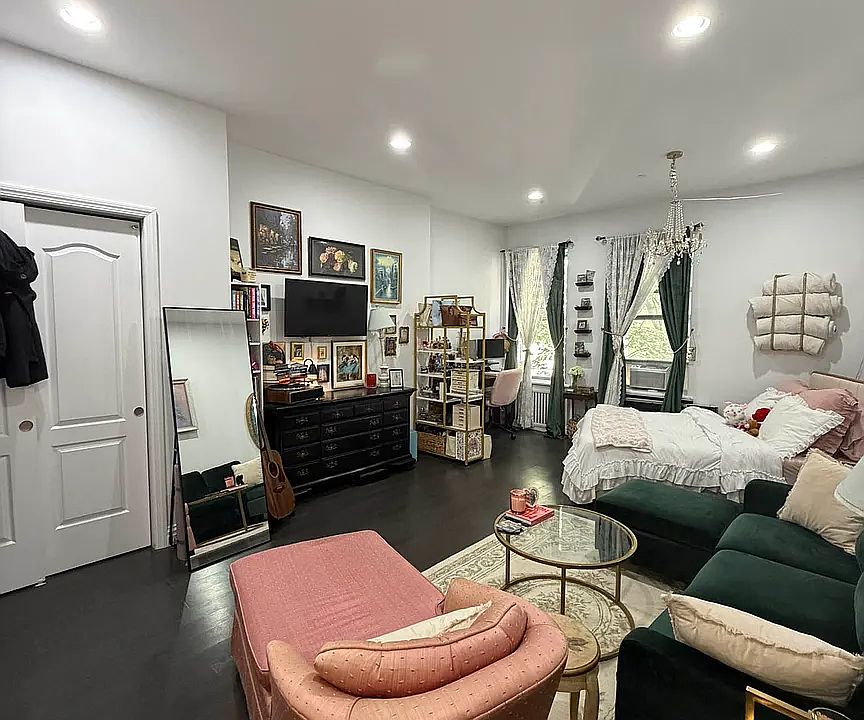 1st image of 23 W 76th St #4C
