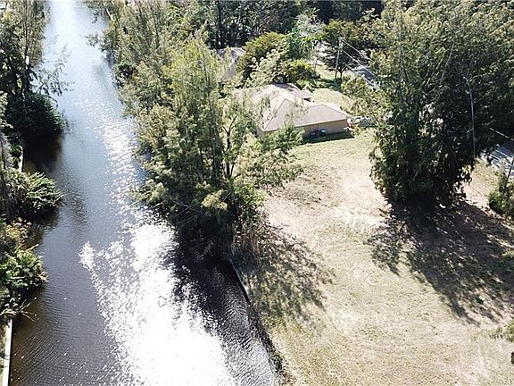 4th image of 915 SW 15th Pl
