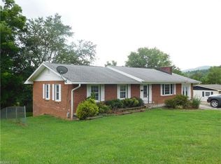 27 Carver St, Brevard, NC 28712