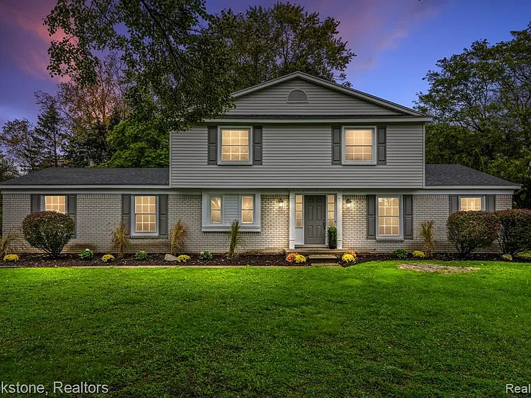 165 Woodedge Dr — Photo 2