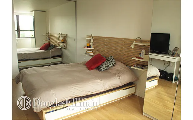 Rented by Douglas Elliman | media 24