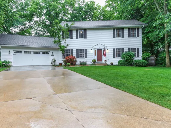 912 Nevermind Ct, Waupaca, WI 54981