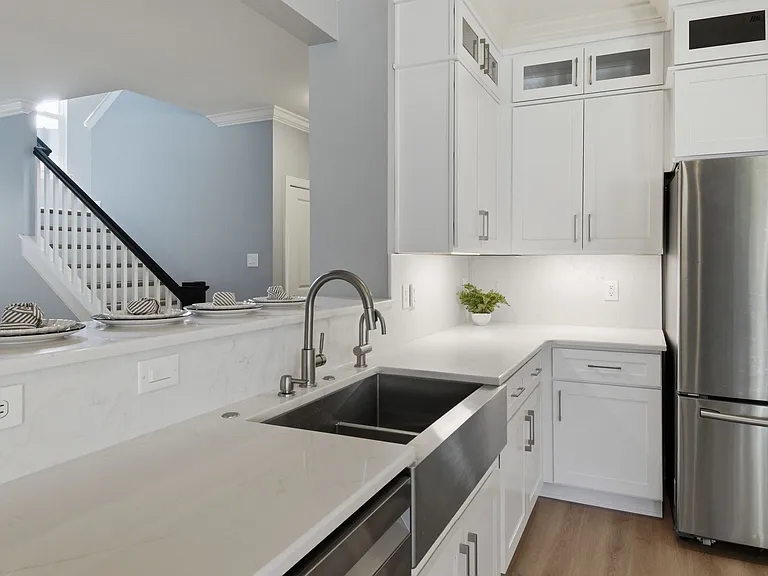 623 Streamside Ln — Photo 16