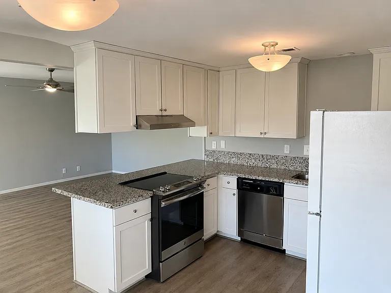 5900 Stockdale Hwy — Photo 8