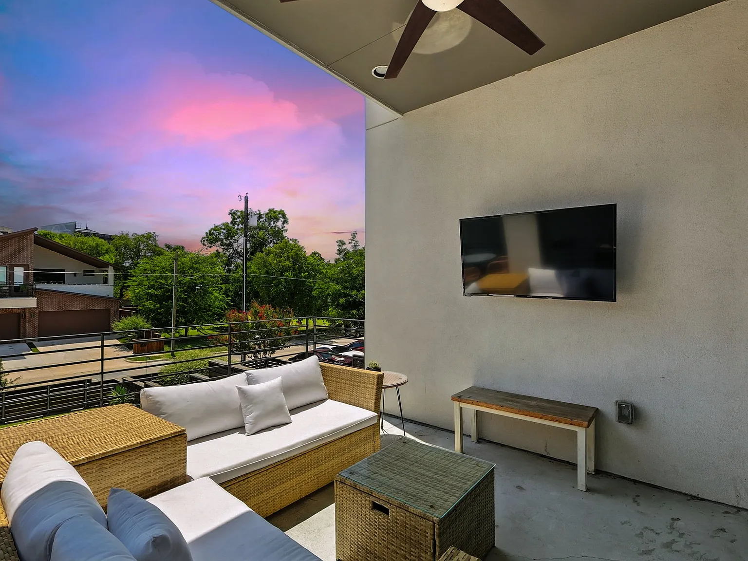 3 bed, 3.5 bath, 2379 sqft, $8,500 — Photo 3