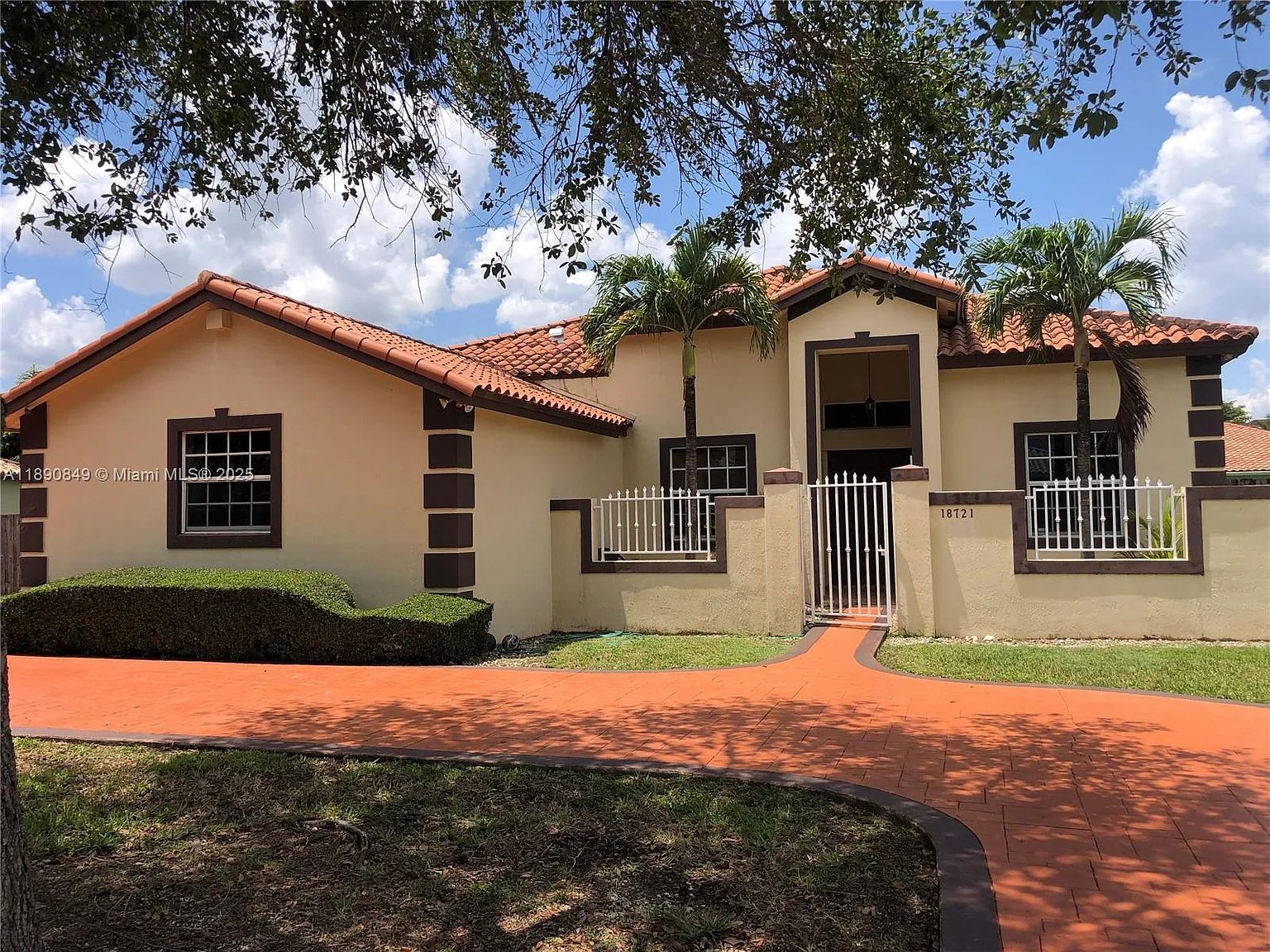 Redlands Colonial Estates — Photo 1