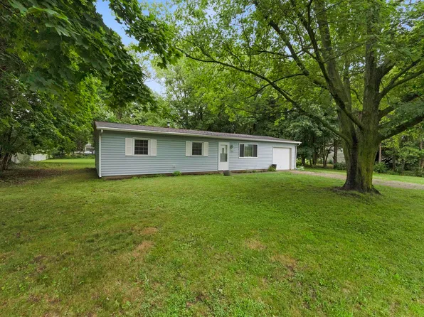 300 E Pickwick Dr, Syracuse, IN 46567