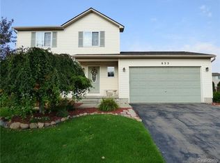 833 Stoney Dr, South Lyon, MI 48178