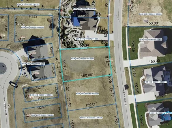 884 Pine Valley Dr, Bowling Green, OH 43402