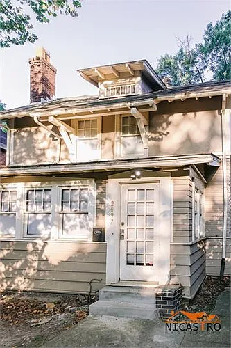 2097 Summit St Photo 1