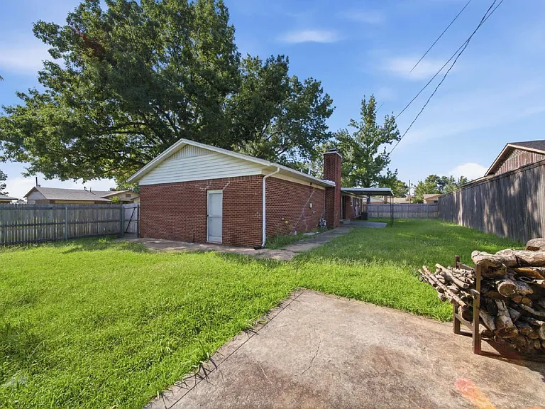 2820 S Hudson Ave — Photo 18