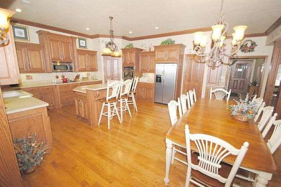 5th image of 2663 E Shore Dr