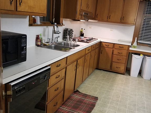 spacious country kitchen 