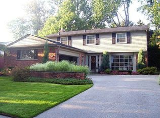 669 Pear Tree Ln, Grosse Pointe Woods, MI 48236