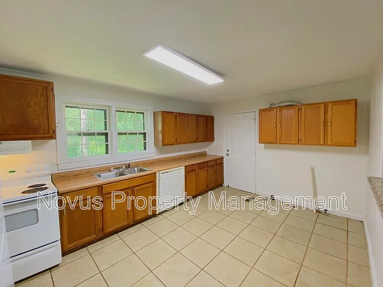 136 Watson St — Photo 5