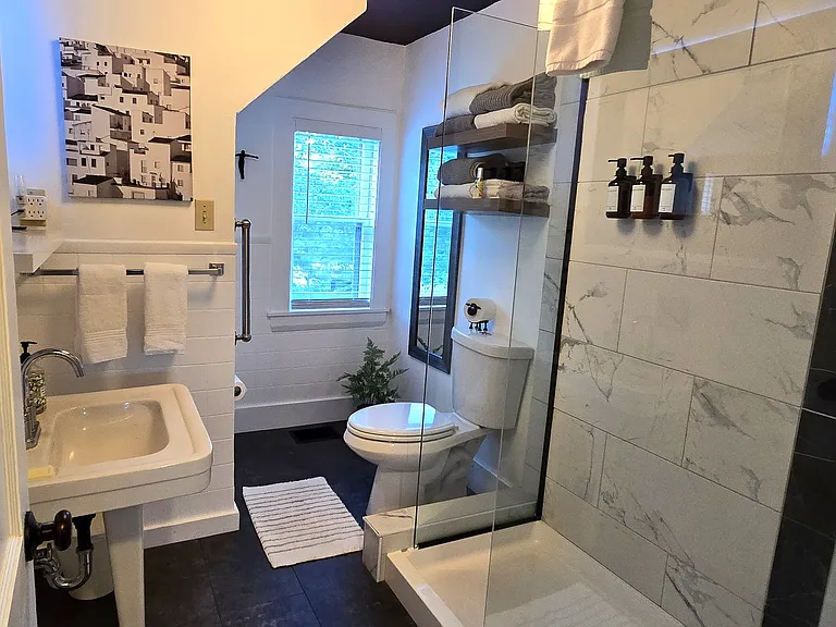 Newly Refreshed Full Bath!