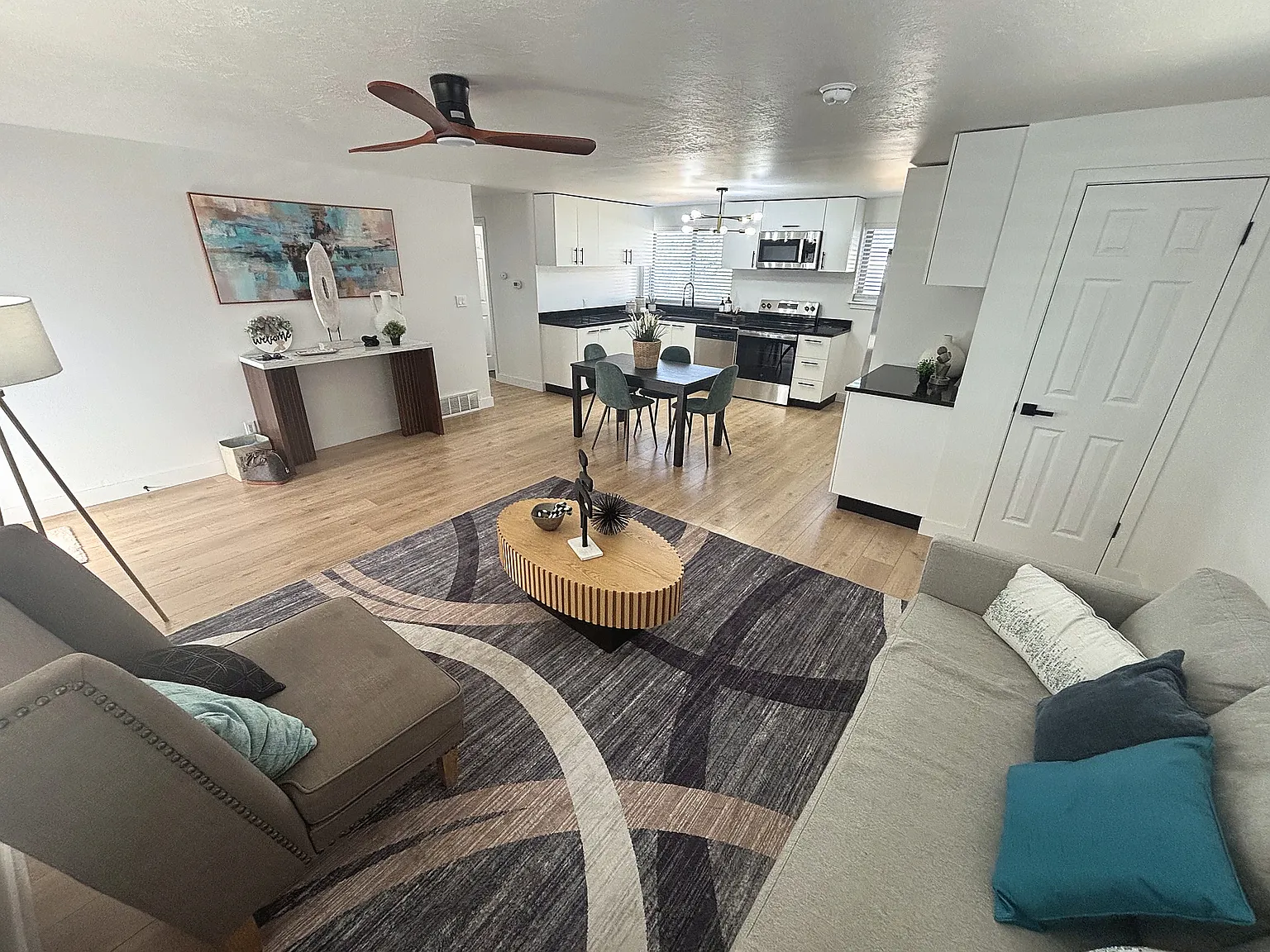 3 bed, 1050 sqft, $1,900 — Photo 3