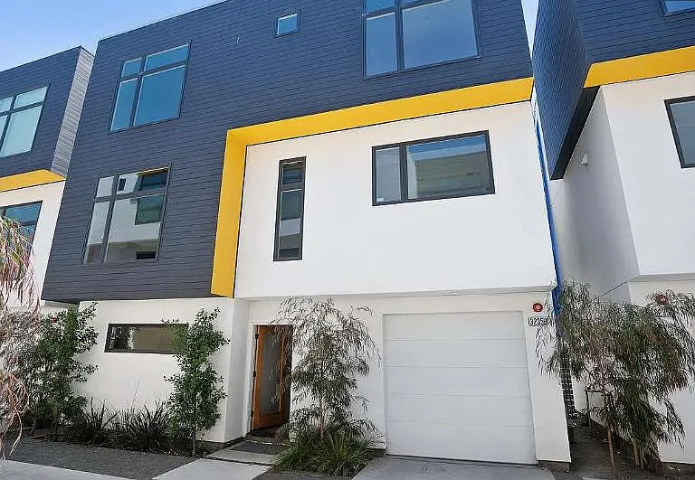 3235 Louise St — Photo 1