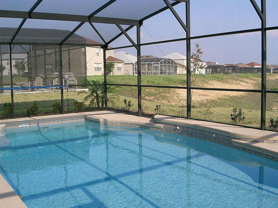 6 ft. deep oversized pool with auto pool cleaner