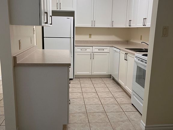3rd image of 141 Edgehill Dr #L5