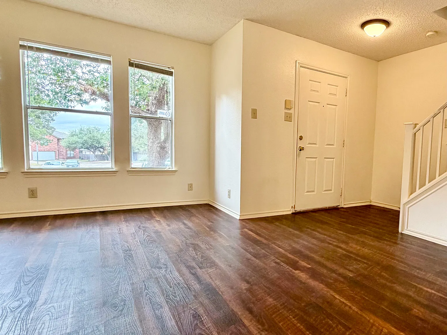 4 bed, 2.5 bath, 2571 sqft, $2,015 — Photo 2