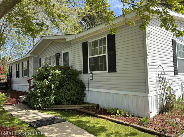 579 Turquoise Dr, Whitmore Lake, MI 48189