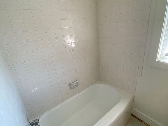 5th image of 804 Saint James Cir APT A