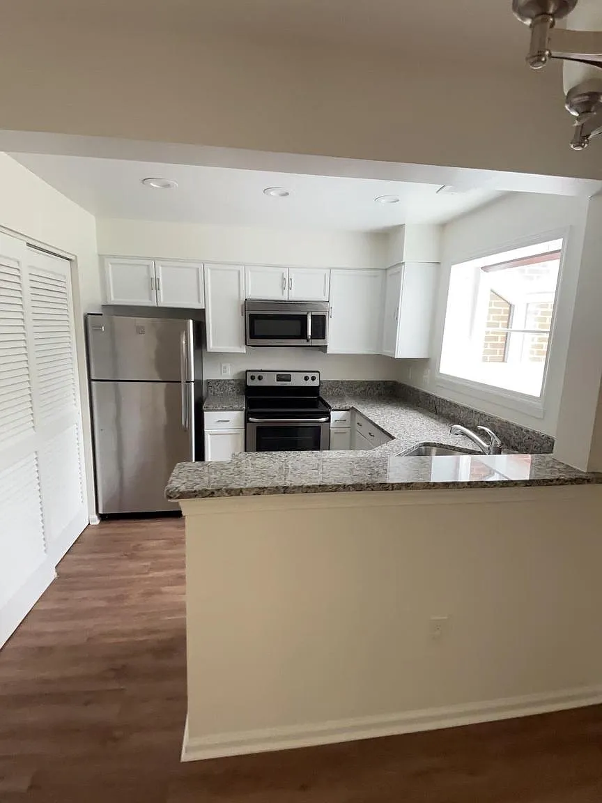 2 bed, 1.0 bath, 912 sqft, $2,395 — Photo 4