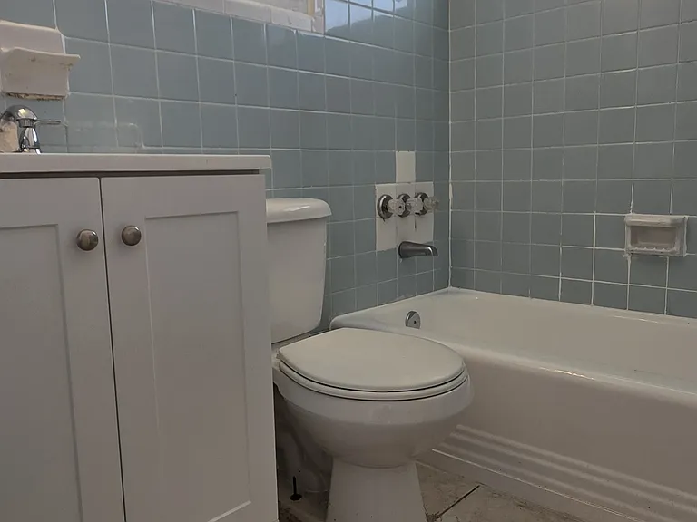 664 W 29th St #4 — Photo 8