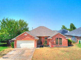 325 E Twelve Oaks Ter, Mustang, OK 73064