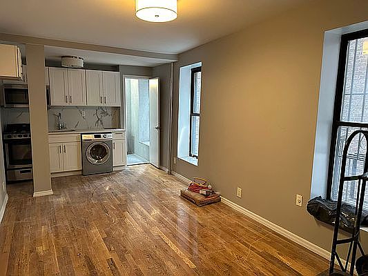 2nd image of 228 E 116th St APT 3