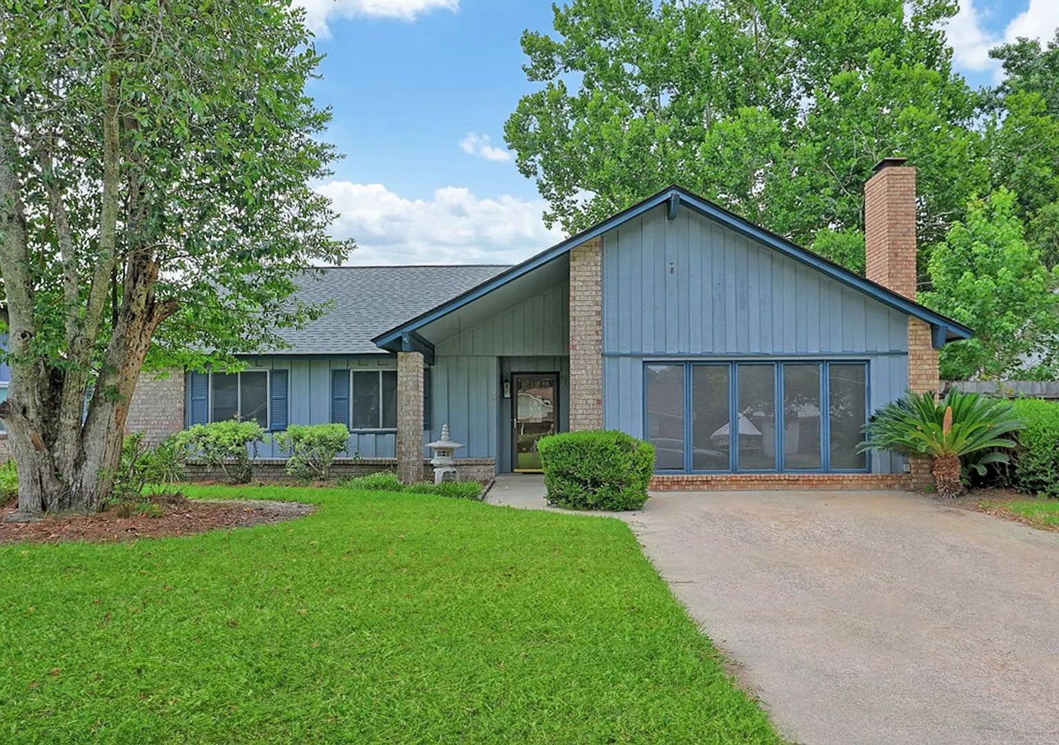 Beautifully Renovated 4-Bedroom, 2-Bath Home with Fenced Backyard — Photo 2
