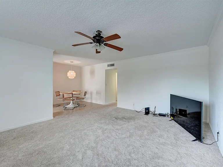 2020 NE 56th St #204 — Photo 8