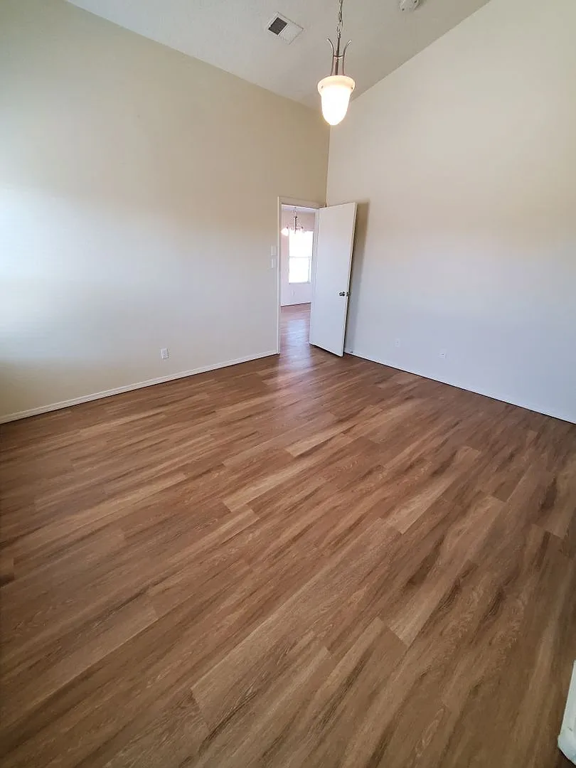 Cute 3 bed 2 bath in Huning Ranch Vinyl plank flooring throughout! — Photo 3