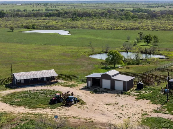 62 County Road 448, Waelder, TX 78959