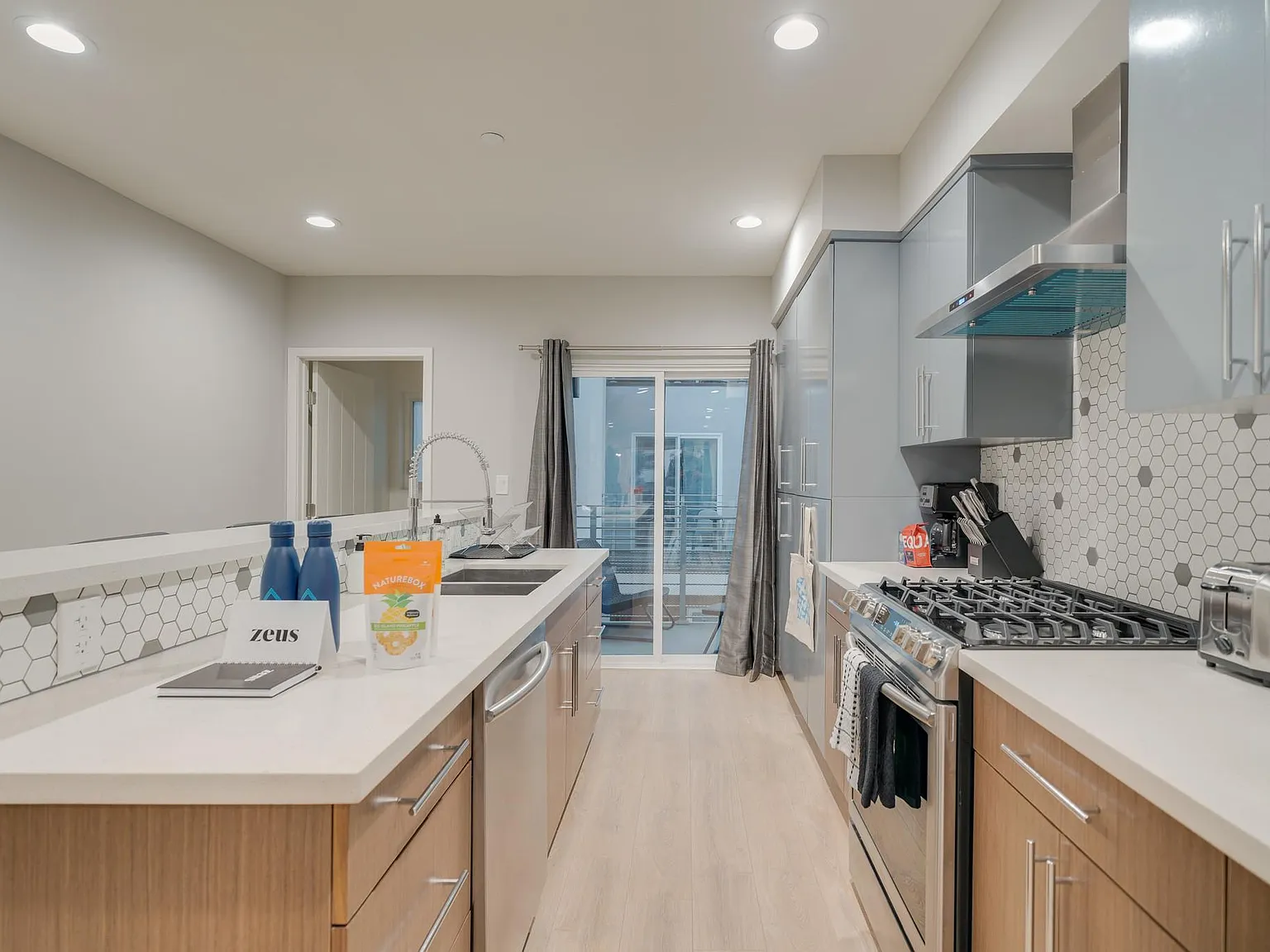 3 bed, 3.5 bath, 1547 sqft, $4,750 — Photo 3