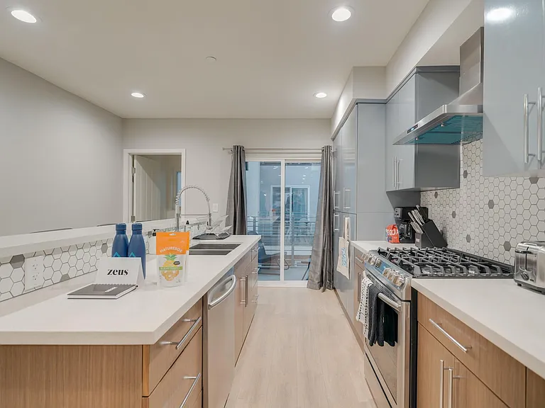 853 1/2 N McCadden Pl — Photo 3