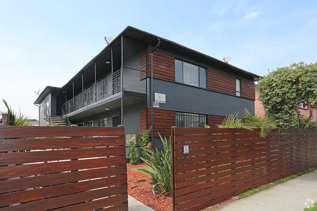 10227 S. 10th Ave. — Photo 1