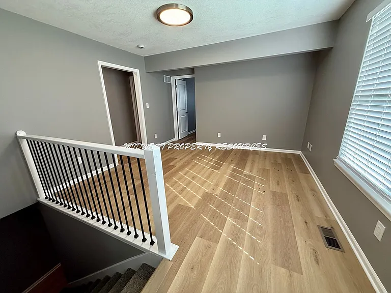 203 NW Market Pl #B — Photo 6