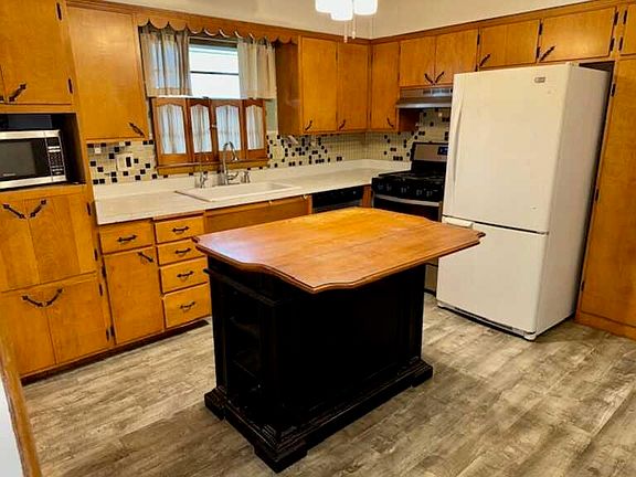 3rd image of 4215 Larson Ave