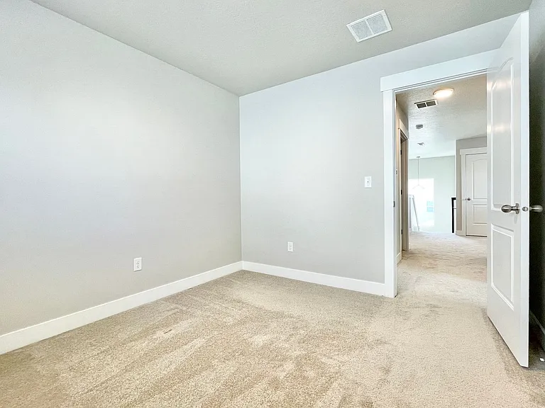 446 N Hillview Dr — Photo 25