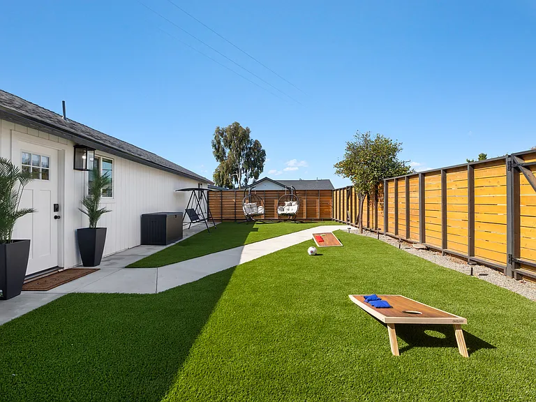3945 Alta Loma Dr #B — Photo 17