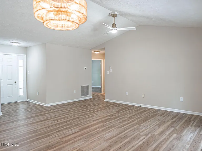 1355 Longleaf Dr E — Photo 7