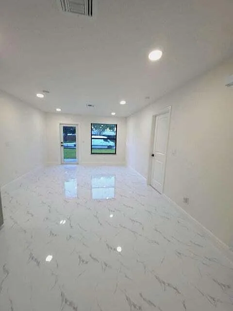3 bed, 2.0 bath, 988 sqft, $1,980 — Photo 3